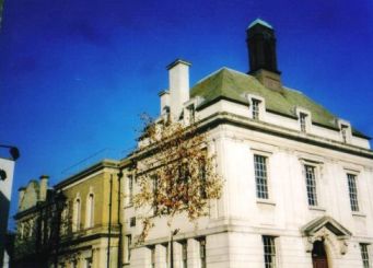 Magistrates Court building, 2002: front (white) court building dates from around 1891 (new frontage 1929), behind is the older Town Hall from 1850