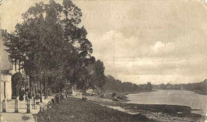 B/W postcard of Strand on the Green
